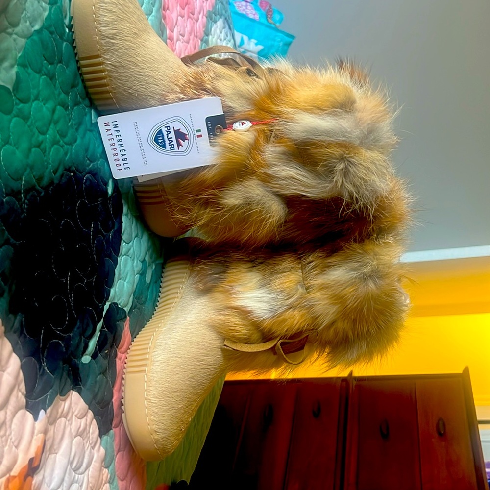 Beautiful Pajar Blonde Fox Trot boots! My feet never get cold.
